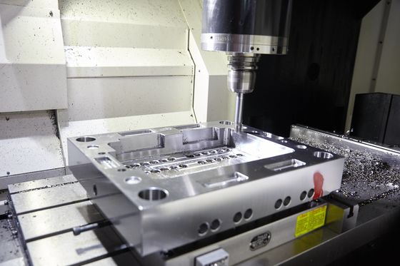 CNC που επεξεργάζεται τη βάση ASTM 1050 JIS S50C στη μηχανή φορμών εγχύσεων Mazak