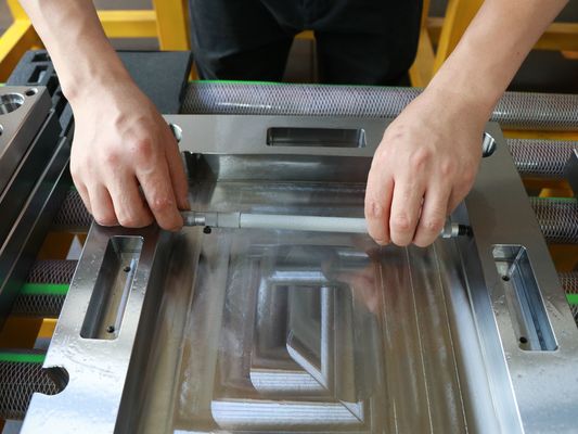 CNC που επεξεργάζεται τη βάση 0.1mm στη μηχανή φορμών εγχύσεων ανοχή πάχους πιάτων