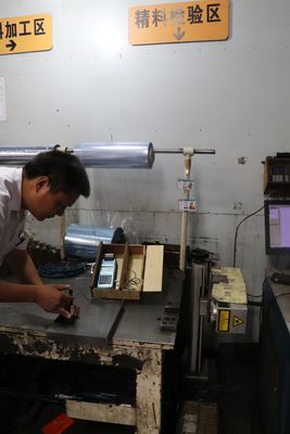 CNC που επεξεργάζεται τη υψηλή ακρίβεια μερών σχηματοποίησης εγχύσεων Mazak στη μηχανή Okuma